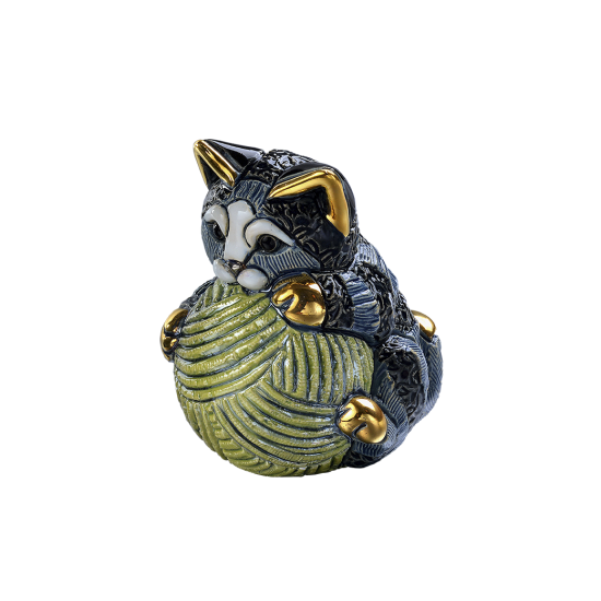 Figura de cerámica de un gato pequeño con una pelota