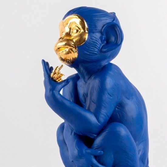 Figura de porcelana Lladró de un mono azul-dorado_vista perfíl