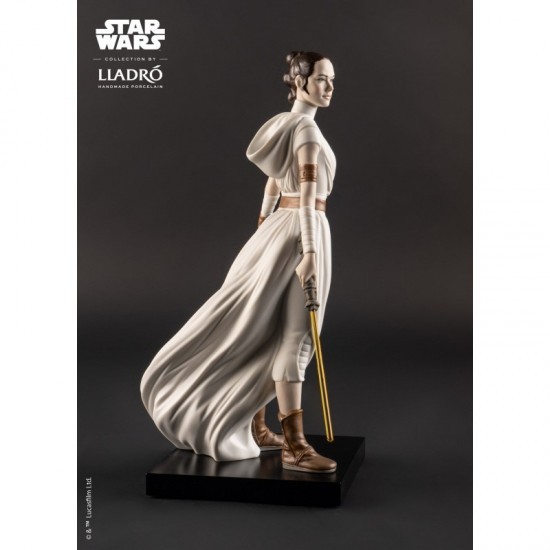 Figurine en porcelaine de Lladró_Star Wars Rey_right profile