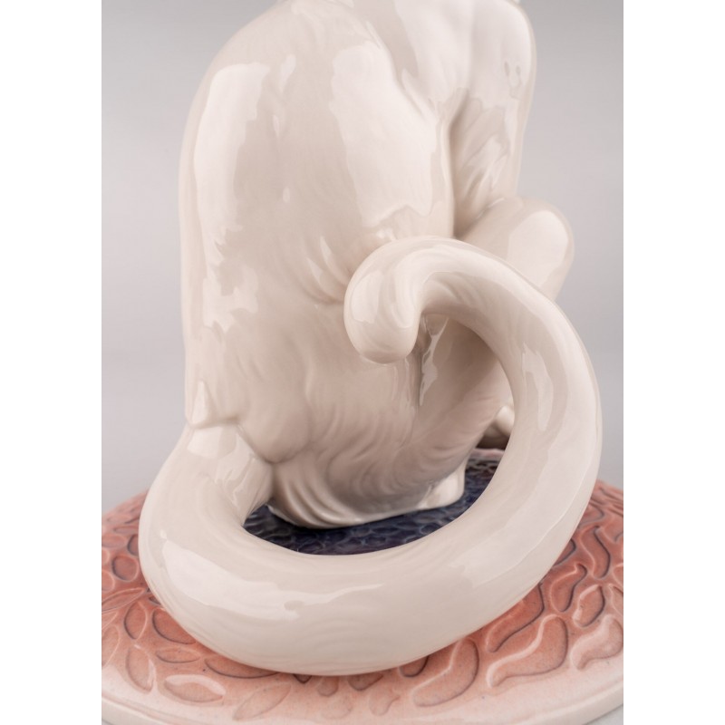 Figura de porcelana Lladró de un mono blanco_detalle cuerpo