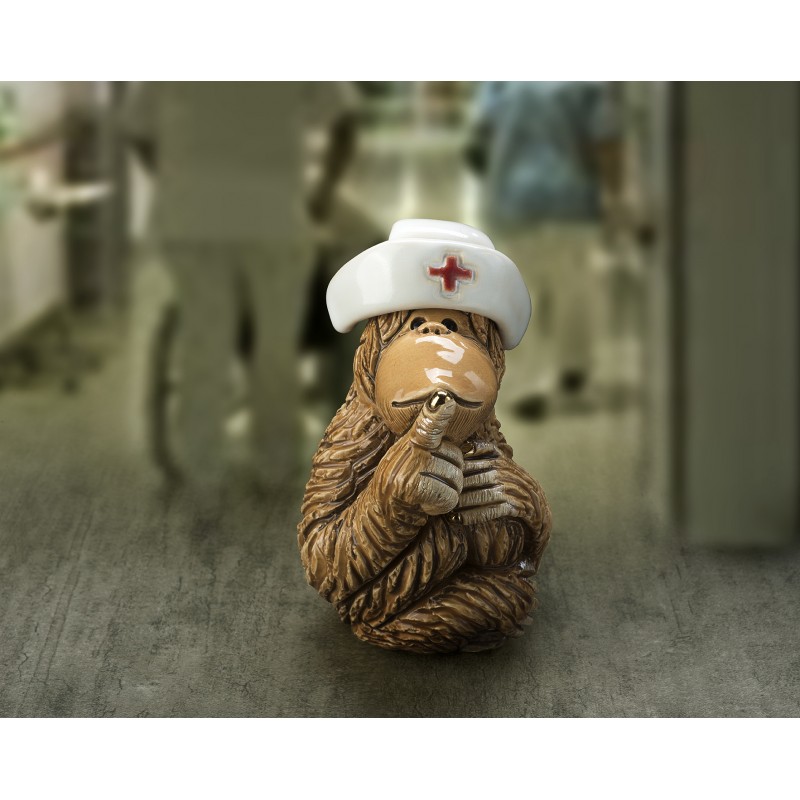 Figura de cerámica orangunán enfermera