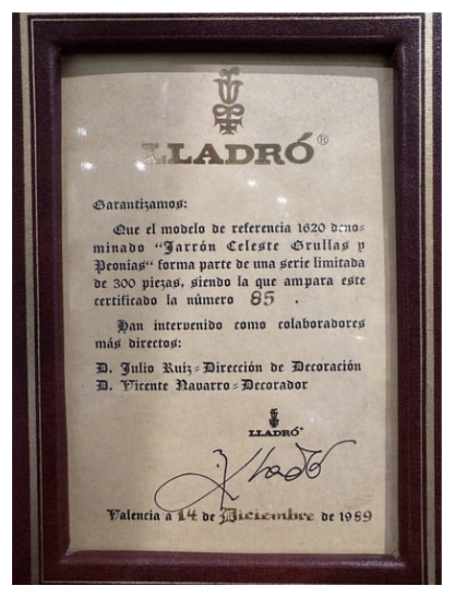 Himmelblaue Vase mit Kranichen und Pfingstrosen