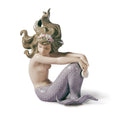 Sirena con brazos en las rodillas