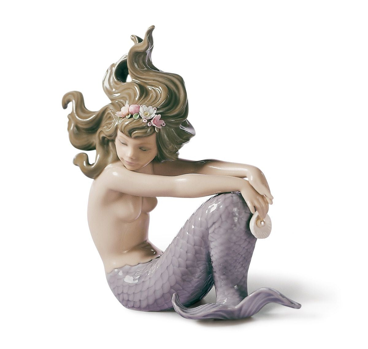 Sirena con brazos en las rodillas